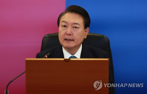 윤석열 대통령이 29일 대전 유성구 국방과학연구소를 방문, 최근 북한의 무인기 위협에 대한 우리 군의 감시·정찰 요격시스템을 포함한 국내 무기체계 개발 현황 전반을 점검하고 있다.   [대통령실 제공]